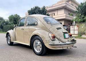 Auto Clásico Usado Tipo Beetle, Vehículo Compacto de 2 Puertas, Color Crema, para Colección y Exhibición - Product Image 1