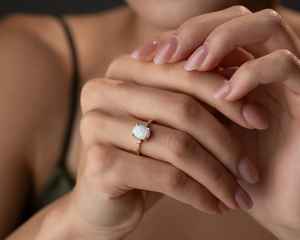 Anillo de Ópalo en Plata de Ley 925 con Baño de Oro Vermeil de 14K, Ópalo Ovalado con Detalles de Circonita Cúbica, Anillo Delicado con Piedra de Nacimiento de Octubre, Anillo Etéreo - Product Image 6