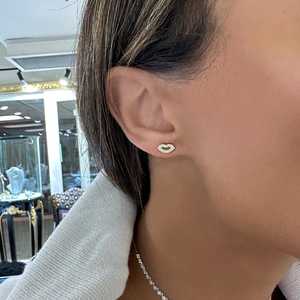 Boucles d'oreilles clous en forme de lèvres en or massif 14K, serties pavé de diamants de laboratoire taille ronde, forme baiser, bijoux fins minimalistes de luxe à fermoir poussoir - Product Image 2
