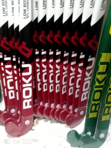 Palo de Hockey Profesional de Alta Calidad, 100% Fibra de Carbono, para Equipamiento de Hockey sobre Césped, LOW-BOW 30 CARBON Roku Hockey, Personalizable - Product Image 1