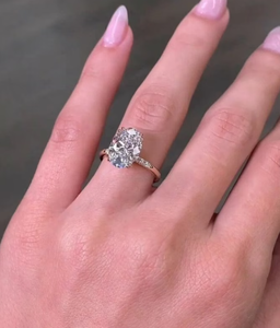 แหวนหมั้นและแหวนแต่งงานแบบวงรีประดับโมอิสซาไนต์ 2.50 กะรัต พร้อมวงแหวนซ่อนรอบๆ สำหรับผู้หญิง ทำจากทองคำแท้ 14k สีเหลือง เป็นของขวัญ - Product Image 3