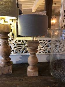 Lampe de table rustique en bois brun avec piétement sculpté artisanal et abat-jour en tissu pour chambre, salon ou console - Product Image 2