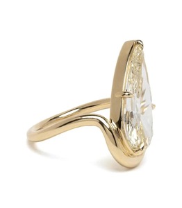 Anillo de Compromiso con Moissanita Amarilla Corte Pera, Anillo Solitario de Oro con Diseño de Ola Único, Anillo Moderno con Bisel para Ella - Product Image 5