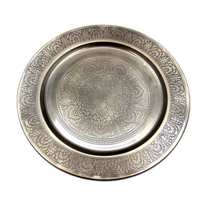 Assiette de Présentation Ronde Moderne en Acier Inoxydable avec Bordure Argentée, Écologique et Non Toxique, pour Mariages et Dîners - Product Image 4