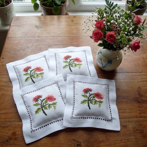 Fundas de Almohada Cuadradas de Algodón Blanco de Alta Calidad con Bordado Personalizado de Flores Bonitas y Dobladillo, Venta al por Mayor - Product Image 2