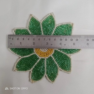 Ensemble de sous-verres et tapis de table en perles de verre vert de forme florale faite à la main pour salle à manger élégante et décoration de table à la maison - Product Image 3