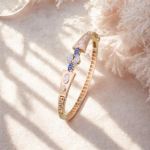 กำไลทองดีไซน์พรีเมียมสำหรับผู้หญิง ประดับเพชรระยิบระยับและหินสีน้ำเงิน เครื่องประดับสวมใส่ได้ทุกวันและเหมาะสำหรับงานปาร์ตี้ - Product Image 3