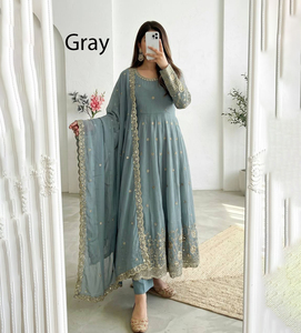 Vestido Anarkali pakistaní estilo Bollywood con bordados, lentejuelas y tela de seda para bodas y festivales especiales. - Product Image 1