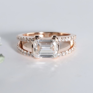 Diamante esmeralda cultivado en laboratorio, color oro rosa, sujecionado por puntas lisas sobre una base estructural de doble hilera dividida, joyería fina para mujer. - Product Image 1