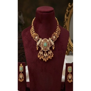 Ensemble collier et boucles d'oreilles en moissanite plaqué or de qualité supérieure, style Rajwadhi, pour fiançailles, mariage et occasions spéciales - Product Image 1