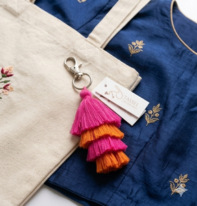 Porte-clés à pampilles superposées Tassel Treasures, rose et orange, en polyester, avec franges décoratives - Product Image 3