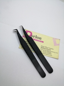 Pince à épiler professionnelle pour extensions de cils, marque privée, en acier inoxydable, à 90 degrés et à pointe en fibre pour volume russe - Product Image 3