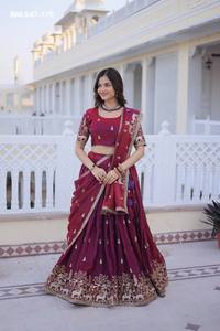 Lehenga Choli y Dupatta de Seda Elegante y Hermosa con Bordado de Lentejuelas y Hilo Zari, Ropa Étnica - Product Image 4