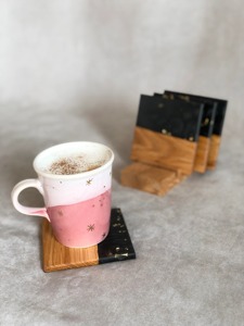 Sous-verre en résine et bois avec feuille d'or, design de luxe, best-seller, couleur personnalisée, sous-verre carré en résine et bois, design moderne, antidérapant - Product Image 2