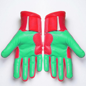Gants de frappe en cuir rouge et vert SAAR INDUSTRIES pour droitiers, unisexe adulte, fermeture auto-agrippante, entraînement, durables, haute qualité, personnalisables - Product Image 2