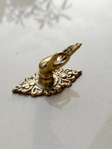 Crochet mural décoratif vintage en laiton, style classique, idéal pour suspendre des parapluies, des imperméables et des articles utilitaires, provenant d'Inde. - Product Image 6