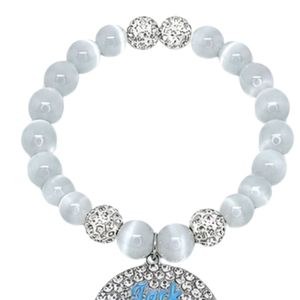 Bracelet extensible blanc perlé avec pendentif rond en cristal et accents en strass argentés, accessoire de mode pour femmes et jeunes filles - Product Image 2