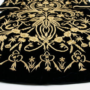 Chasuble liturgique en velours noir avec broderie florale dorée et manches trois quarts - Product Image 3