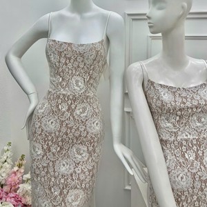 Robe de soirée élégante en dentelle, coupe fourreau, longueur ras du sol, bretelles spaghetti, motif floral ajusté, doublure en mousseline - Product Image 2
