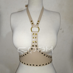 Arnés de cuerpo tipo halter de piel sintética beige con tachuelas y cinturón bajo el busto con anillo en O dorado - Product Image 2