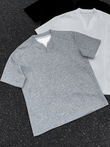 T-shirt en polyester gris pour homme, col rond, manches courtes, motif logo lavé sur le devant, séchage rapide, tricoté, coupe classique, couleur unie, décontracté - Product Image 3