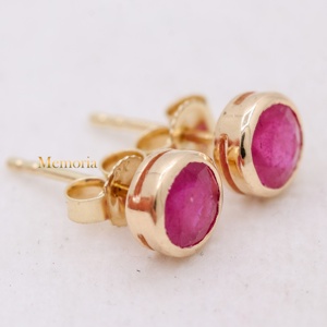 Vente en gros de boucles d'oreilles à clous en or jaune 14 carats avec rubis naturels ronds sertis dans un cadre, Memoria Jewels - Product Image 2