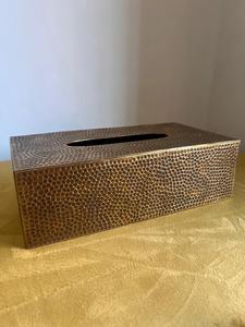 Elegante Portarrollos de Metal Dorado con Diseño Rojo, Perfecto para Mesas Auxiliares, Mesas de Centro, Escritorios y Dormitorios, Hecho en India - Product Image 4