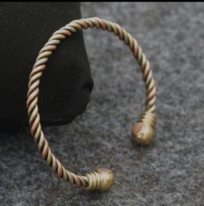 Bracelet manchette ouverte en laiton fait main, fabriqué en Inde, léger et ajustable, idéal pour les voyages, les fêtes et les cadeaux – En vente - Product Image 4