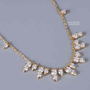 Colgante de Lujo con Moissanita de Corte Redondo en Oro Amarillo de 14K para Mujer con Veintiséis Piedras que Pesan 2.85 Quilates en Total - Product Image 3