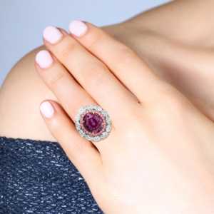 Bague en or massif 14k/18k avec halo de diamants ronds blancs de 3,19 carats, saphir rose de 6,11 carats non chauffé et saphir rose Argyle de 0,56 carat - Product Image 4