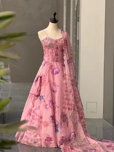 Blusa de organza Gmy con bordado de diseñador y lentejuelas, con lehenga estampada digitalmente y conjunto de dupatta estampado digitalmente. - Product Image 3