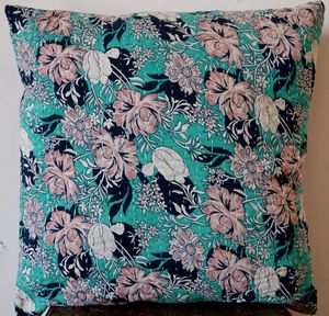 Housse de coussin carrée en coton brodé floral de luxe, tricotée à la main, style moderne, fermeture enveloppe, Artland International - Product Image 3