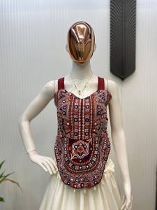 Ensemble de lehenga et de blouse prêt-à-porter, entièrement brodé avec des détails en miroir et des dentelles en satin Gota, spécial Navratri. - Product Image 2