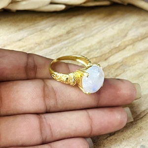 แหวนดีไซน์ล่าสุดสไตล์โบโฮประดับมูนสโตนทองเหลืองชุบทอง 18K ลายดอกไม้สไตล์วินเทจสำหรับผู้หญิง รับรองโดยบุคคลที่สาม พร้อมจี้รูปดวงตาสีเงิน - Product Image 5
