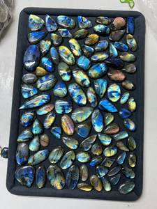 Perles de labradorite naturelle de qualité supérieure, polies, pour la fabrication de bijoux, les artisanat thérapeutique et les accessoires de mode, en vente - Product Image 1