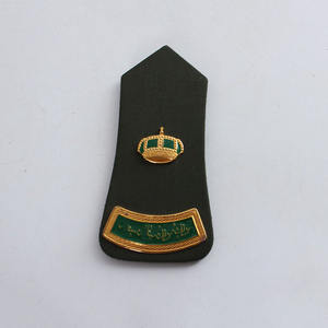 Epaulettes clásicos de alta calidad con flecos y trenzas, ideales como accesorios. - Product Image 2