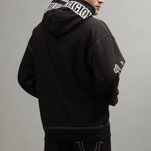 Sweat-shirt à capuche surdimensionné noir personnalisé pour homme avec surpiqûres contrastées et poche kangourou, style streetwear - Product Image 3