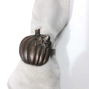 Anneaux de serviette de conception orientale ornée coulée de métal de citrouille pour des fêtes élégantes - Product Image 1