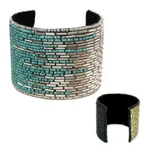 Magnifique bracelet brodé de perles de rocaille, design tendance, chic, bracelet brodé de perles, accessoire de mode - Product Image 4