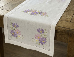 Chemin de table brodé vintage personnalisable, motif floral Cosmos coloré, en lin blanc, ourlet festonné, lavable, pour hôtel et décoration intérieure - Product Image 3