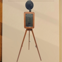 Photomaton rétro en bois similaire à l'Icon, avec appareil photo reflex numérique, imprimante et support, incluant un écran tactile de 18,5 pouces