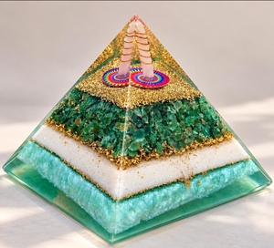 Pyramide en cristal d'orgone de jade vert, grande pierre décorative énergétique pour la prospérité, ornement d'autel Reiki, accent pour salle de méditation - Product Image 6