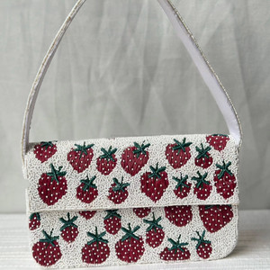 Sac à bandoulière de luxe fait main en perles rouges motif fraise, broderie de perles, pochette de soirée, sac à main de fête - Product Image 1
