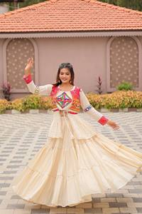 Robe traditionnelle indienne et pakistanaise pour femmes, Lehenga Choli en coton brodé, travail Gamthi, tenue de fête et de mariage - Product Image 2