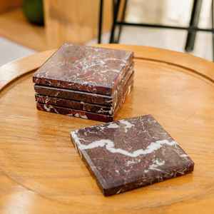 Ensemble de cinq sous-verres en marbre zèbre rouge, faits à la main, en pierre naturelle, carrés, pour la décoration de la maison - Product Image 2