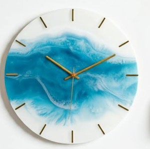 Horloge murale ronde en résine Océan, silencieuse, à quartz, affichage analogique à aiguilles, lumineuse, décoration artistique moderne de style côtier pour salon et chambre d'amis - Product Image 3