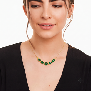 Collar de esmeraldas naturales en capas - Chapado en oro de 18k con múltiples piedras, estilo bohemio llamativo - Joyería hecha a mano con cadena de cable, regalo - Product Image 1