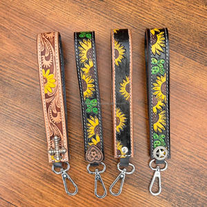 Nouveau porte-clés en cuir personnalisé fait à la main usiné à la main pour les femmes boucle élégante à anneau en D avec bracelet en métal Concho - Product Image 5