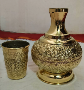 Vase surahi en laiton poli et gravé, accompagné d'un gobelet en laiton orné assorti. Disponible au prix de gros. - Product Image 1