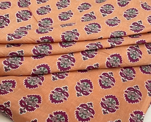 Tela de Algodón Ligera y Ecológica con Estampado a Mano Indio para Vestidos de Niños, Decoración del Hogar y Costura - Diseño Floral Buti Sanganeri Color Durazno - Product Image 4